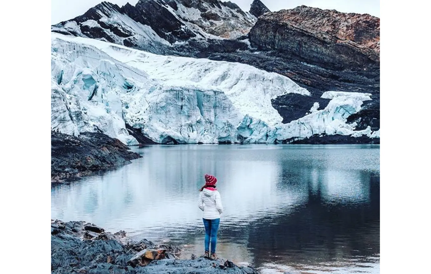 Mujer en el glaciar de pastoruri
